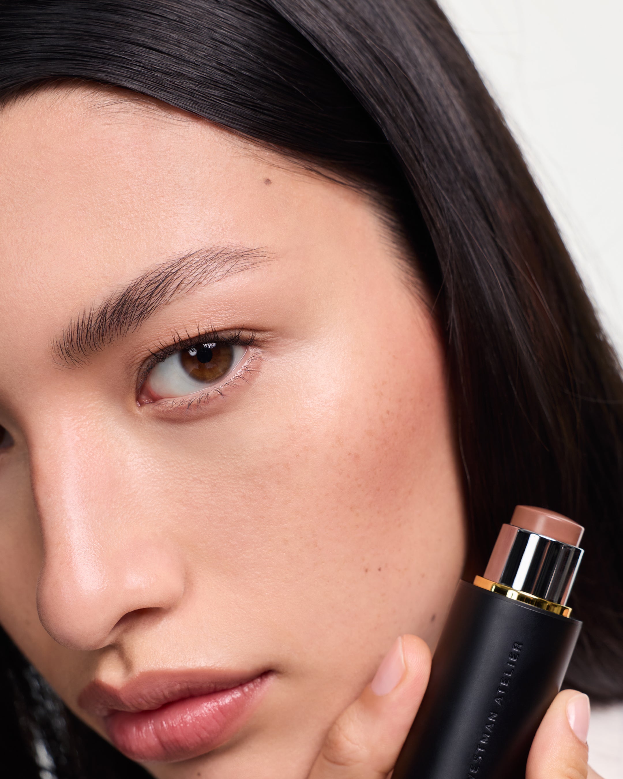 Model wearing Face Trace in Coco.
